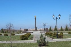 установлена в ознаменование присвоения столице Северной Осетии - городу Владикавказ почетного звания "Город воинской славы". Памятный комплекс возведен на въезде во Владикавказ по федеральной трассе и гармонично сочетается с разбитым здесь парком Победы. Владикавказ стал первым из 19 городов, удостоенных звания "Город воинской славы", в котором установлена Стела Победы. Памятная композиция представляет собой стелу из массива полированного гранита, выполненную в дорическом ордере и увенчанную гербом России из позолоченной бронзы. Почетное звание "Город воинской славы" в соответствии с указом президента РФ было присвоено Владикавказу в октябре 2007 года.