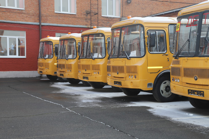 Две муниципальные школы получили автобусы.