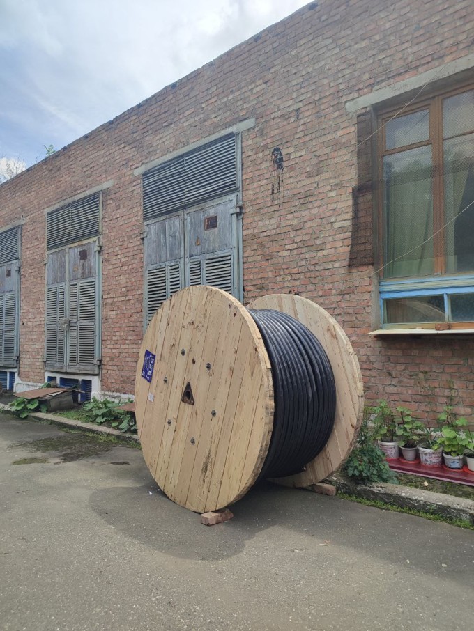 Впервые более чем за полвека на подстанции № 7 трамвайного управления проходит замена кабеля.