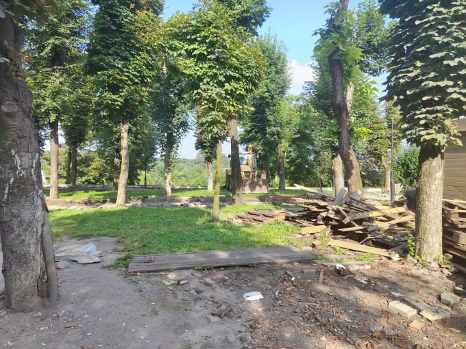 На набережной Терека в районе улиц Колка Кесаева и Зои Космодемьянской начались активные работы по благоустройству зоны отдыха.  