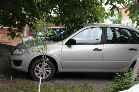 Во Владикавказе проходят рейды относительно автомобилей, припаркованных на газонах и тротуарах 