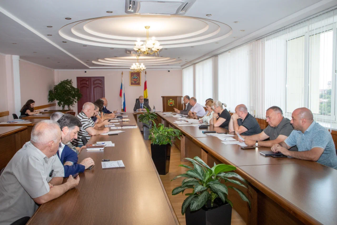 Подготовку к отопительному сезону и пожарную безопасность в школах обсудили в мэрии Владикавказа