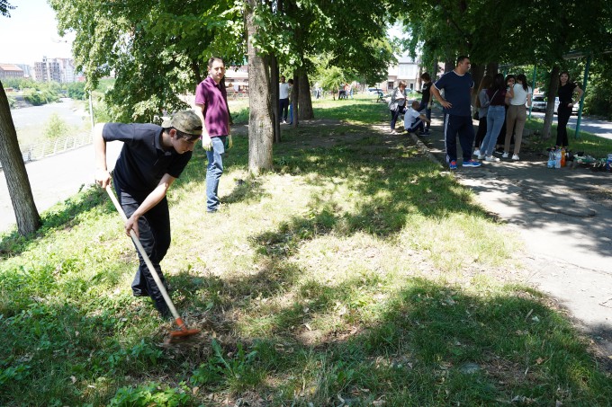 Более 70 человек вышли на уборку набережной города