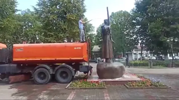 Бригады «Спецэкорвиса»  очищают памятники и мемориалы во Владикавказе