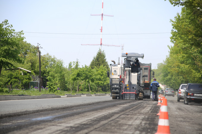 По ул.В.Абаева продолжаются ремонтные работы.