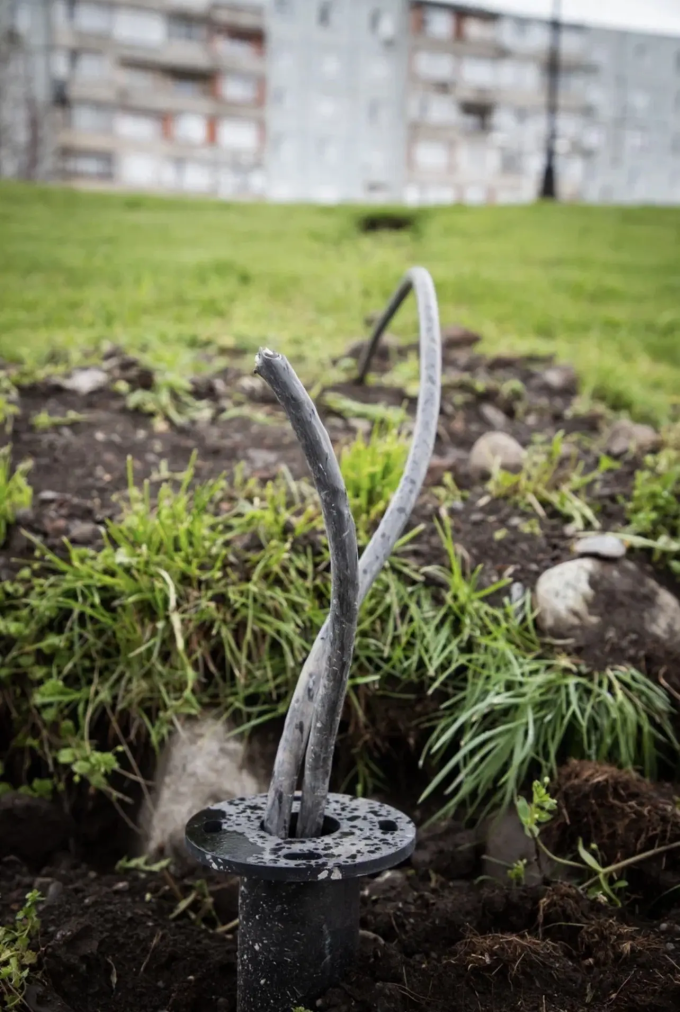 Вандалы прошлись по недавно отремонтированной набережной в районе памятника И. Плиеву