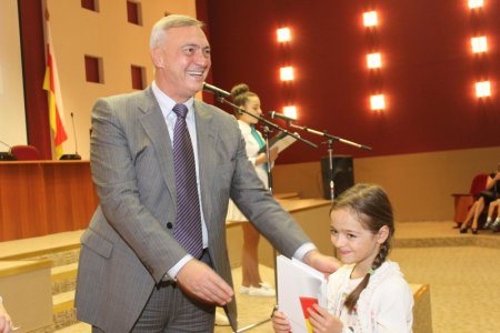 Первоклассники Владикавказа получили подарки от главы АМС Бориса Албегова