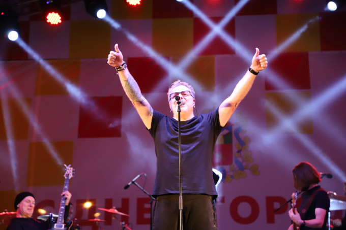 Праздничные гуляния во Владикавказе завершились концертом и фейерверком.