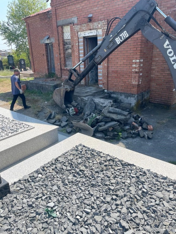 Сегодня продолжили уборку Северного кладбища