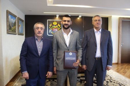 Двукратному чемпиону мира Тимуру Айлярову вручили документы на квартиру