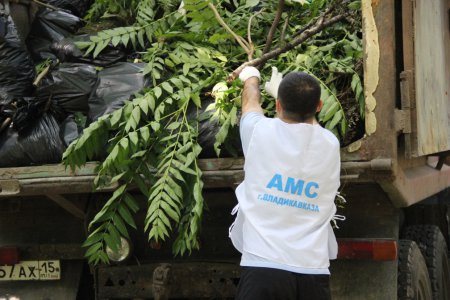 Сотрудники Правобережной префектуры провели субботники в Комсомольском парке