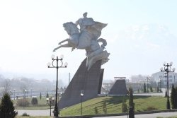 Установлен: 26.12.1998 г. 
Скульпторы Б.А.Тотиев, Н.В.Ходов, архитектор И.Г.Казбеков. Плиев Исса Александрович (12.11.1903 - 2.02.1979) - советский военначальник, генерал армии. Дважды Герой Советского Союза, Герой Монгольской Народной Республики.