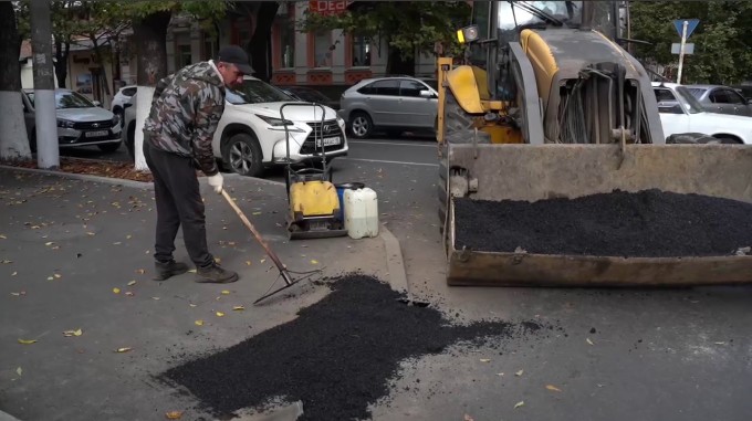 По улице Ленина продолжаются работы по усовершенствованию подходных путей и съездов с тротуаров на проезжую часть. 