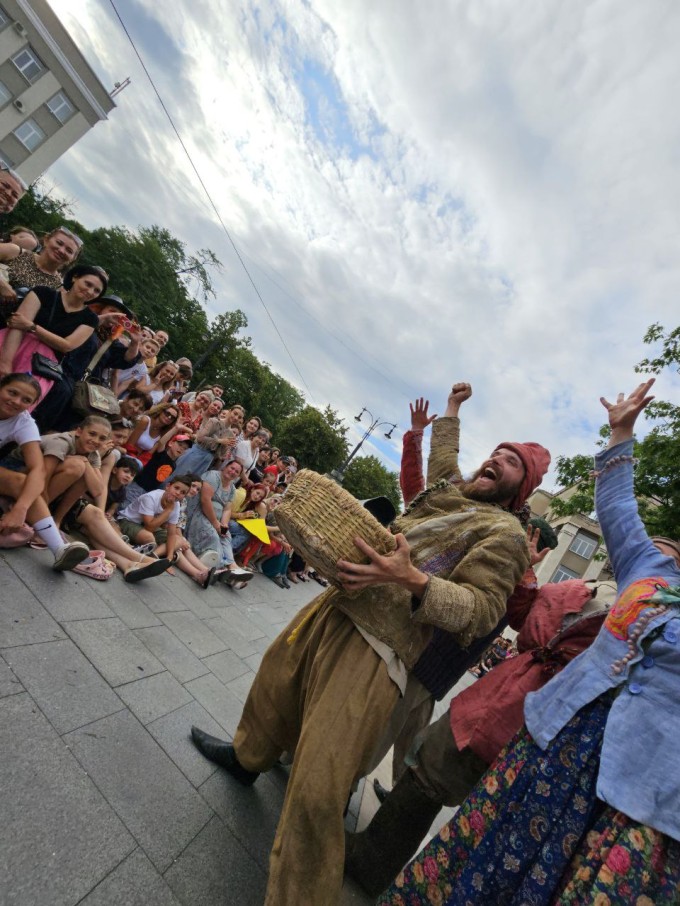На площади Свободы начались выступления уличных театров