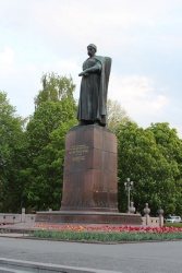 установлен перед зданием Осетинского драматического театра. Установлен в 1955 году. Скульптор С.Д. Тавасиев, архитектор И.Г. Гайнутдинов.