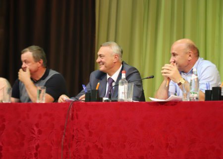 Борис Албегов провел встречу с жителями Хольцмана