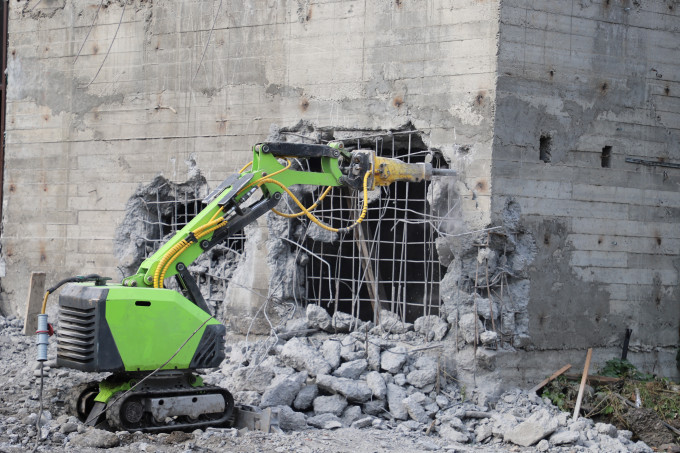 Стартовал демонтаж недостроенного здания на набережной р.Терек