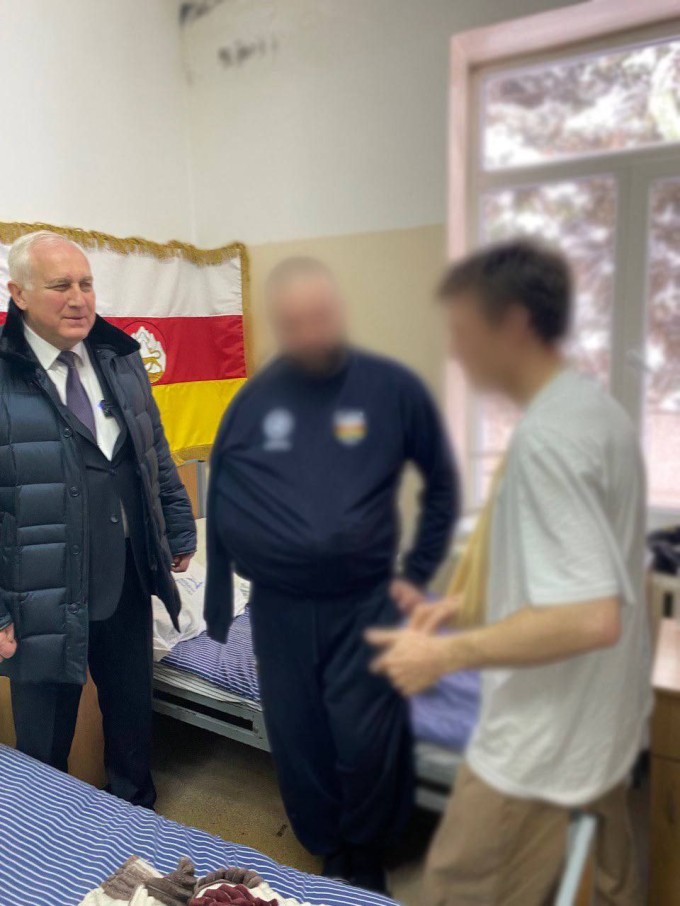 Руководитель городской администрации навестил военнослужащих, которые находятся на излечении.