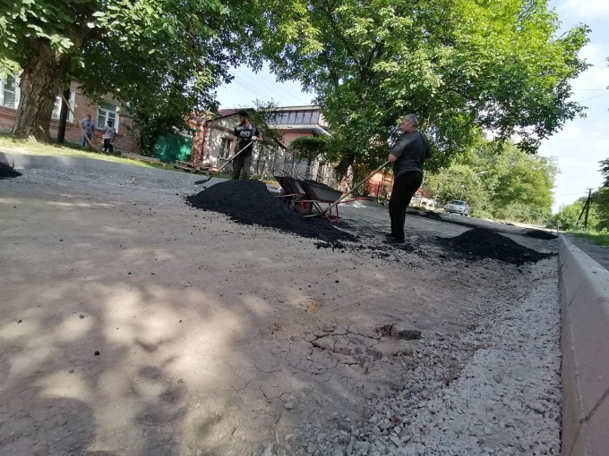 Во Владикавказе продолжаются работы по ремонту и строительству дорог.