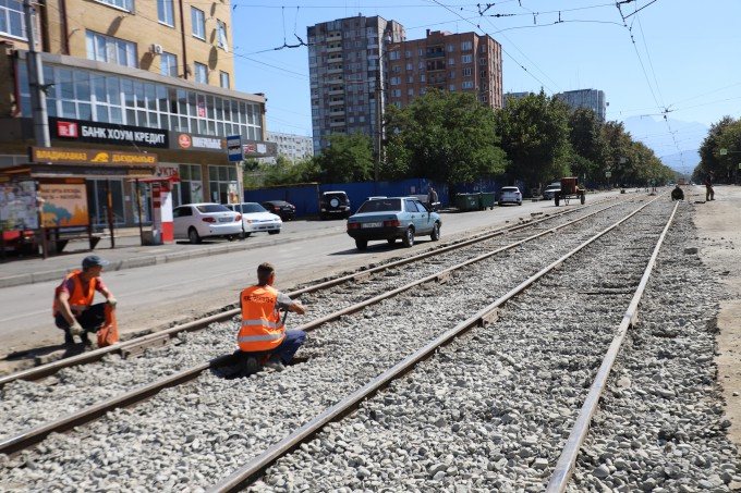 На проспекте Коста продолжается реконструкция трамвайного полотна