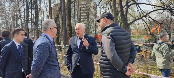 Впервые за 40 лет расчищены два искусственных озера Центрального парка, работы по расчистке третьего водоема проходят впервые за 20 лет.