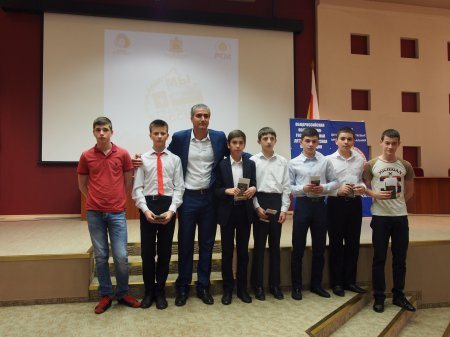 В АМС Владикавказа состоялась торжественная церемония вручения паспортов.