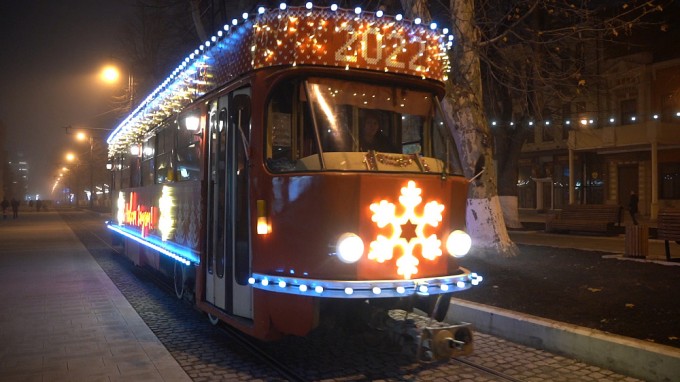 АМС Владикавказа запускает по рельсам города новогодний трамвай
