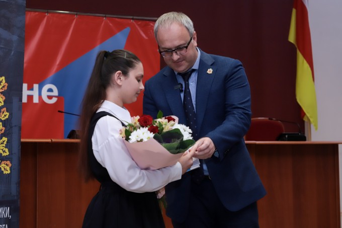 Во Владикавказе вручили паспорта 43 юным горожанам.