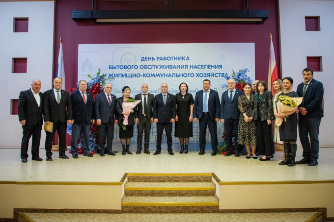 Сегодня в АМС Владикавказа с профессиональным праздником поздравили работников ЖКХ
