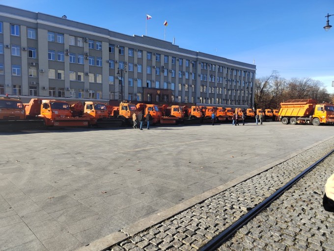 На площади Свободы продемонстрировали уборочную спецтехнику 