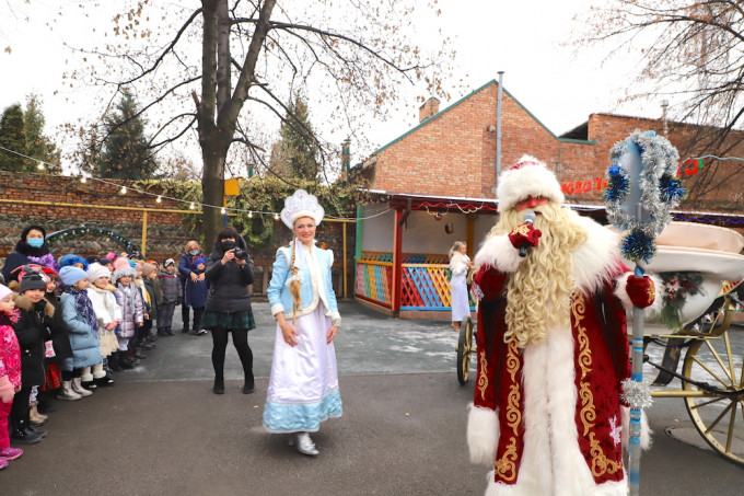 Детский сад №38 навестили Дед Мороз и Снегурочка