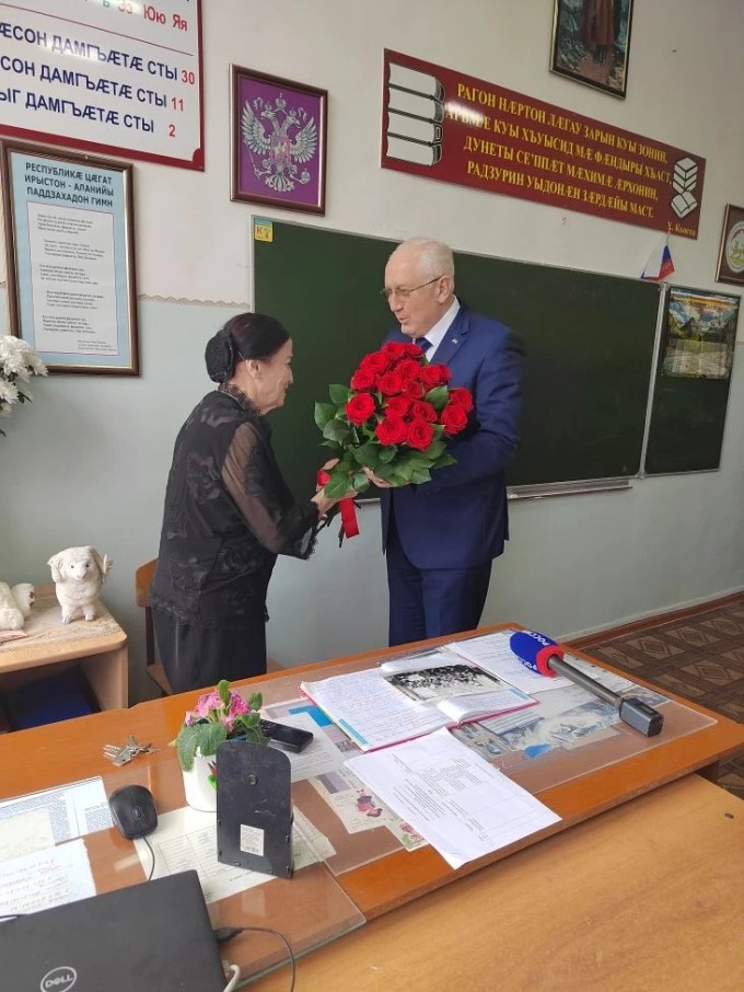 Вячеслав Мильдзихов поздравил с 90-летием преподавателя осетинского языка Тамару Калоеву