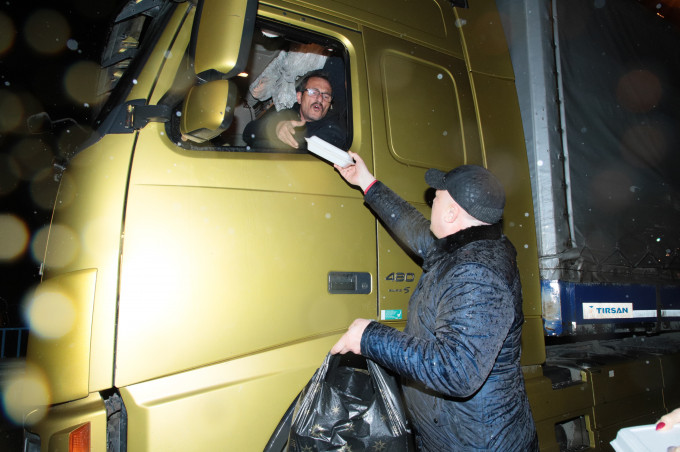 Водителей большегрузов у КПП "Верхний Ларс" обеспечили горячим питанием