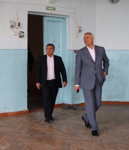 Борис Албегов проинспектировал детские учебные заведения, в которых проводится ремонт