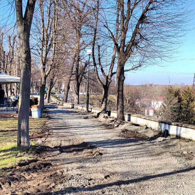 Вячеслав Мильдзихов: начали работы по благоустройству верхней полки набережной Терека в районе ул. Колка Кесаева от ул. Зои Космодемьянской до ул. 50 лет Октября.