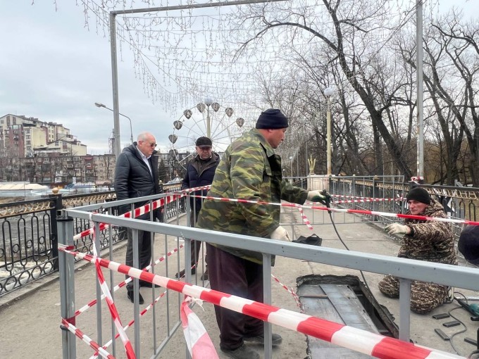 Вячеслав Мильдзихов: Продолжаются ремонтные работы на мосту Кладки. Поверил лично.