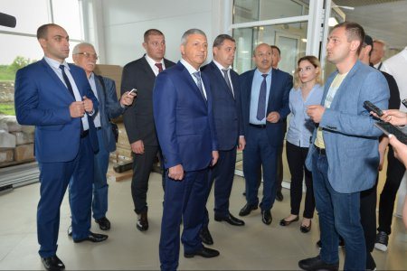 Вячеслав Битаров оценил ход строительства дворца спорта и домов, возводимых по сейсмоустойчивым проектам