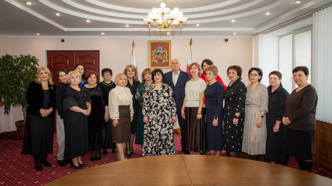 Накануне 8 марта мэр Владикавказа Вячеслав Мильдзихов наградил лучших сотрудниц городской администрации. 