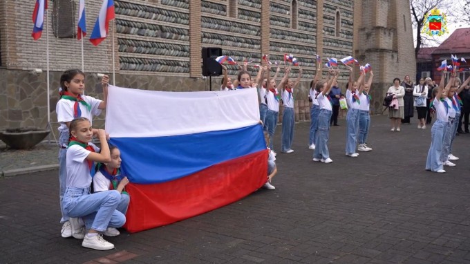 Массовый флешмоб, приуроченный к празднованию Дня народного единства прошел в центре Владикавказа. 