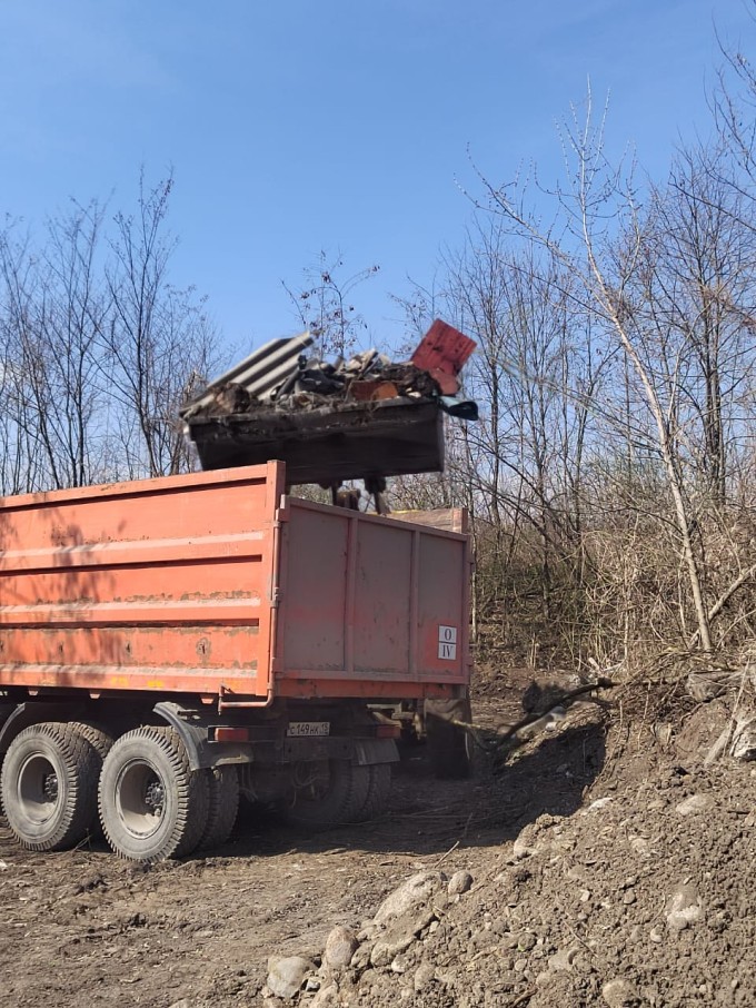 Администрация Левобережного района Владикавказа ликвидировала стихийную свалку на Водной станции.