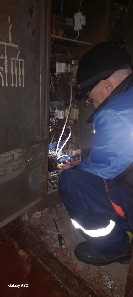 Аварийная бригада муниципальной «Единой дежурно-диспетчерской службы» восстановила подачу электричества жителям 105-ти квартирного дома. 