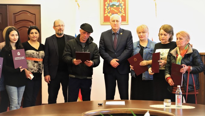 Вячеслав Мильдзихов вручил свидетельства на улучшение жилищных условий.