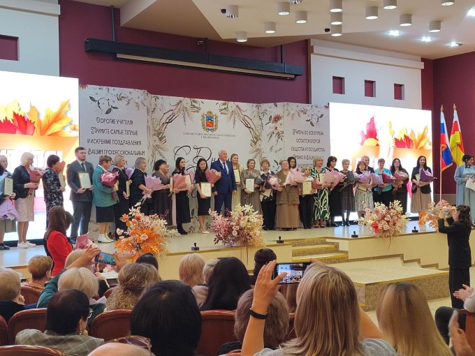 В администрации Владикавказа чествовали работников школ 