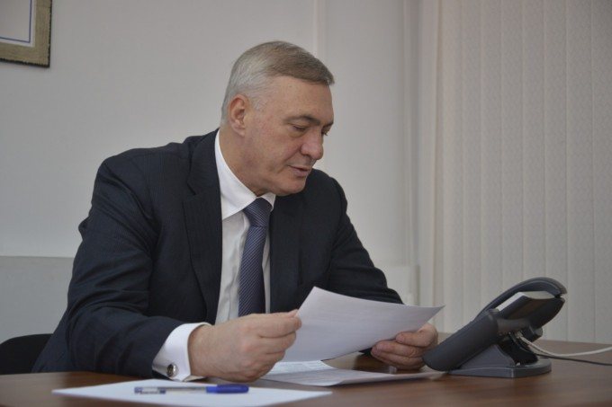 Борис Албегов провёл прямую телефонную линию с горожанами