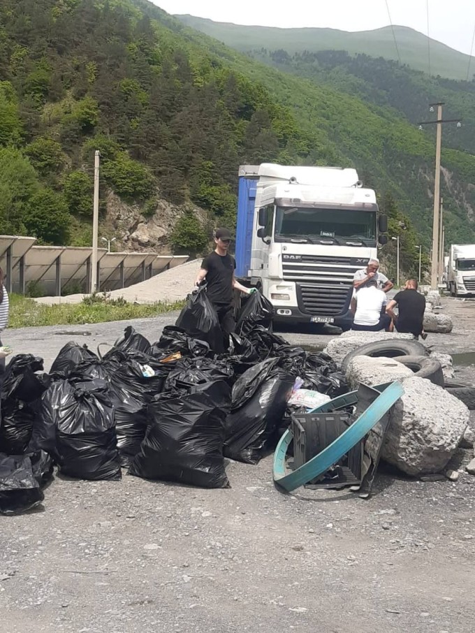 С обочин федеральной трассы в районе пункта пропуска "Верхний Ларс" собрали и вывезли самосвал мусора. 