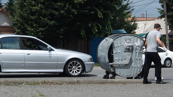 Мусорные контейнеры переносят от магистральных трасс