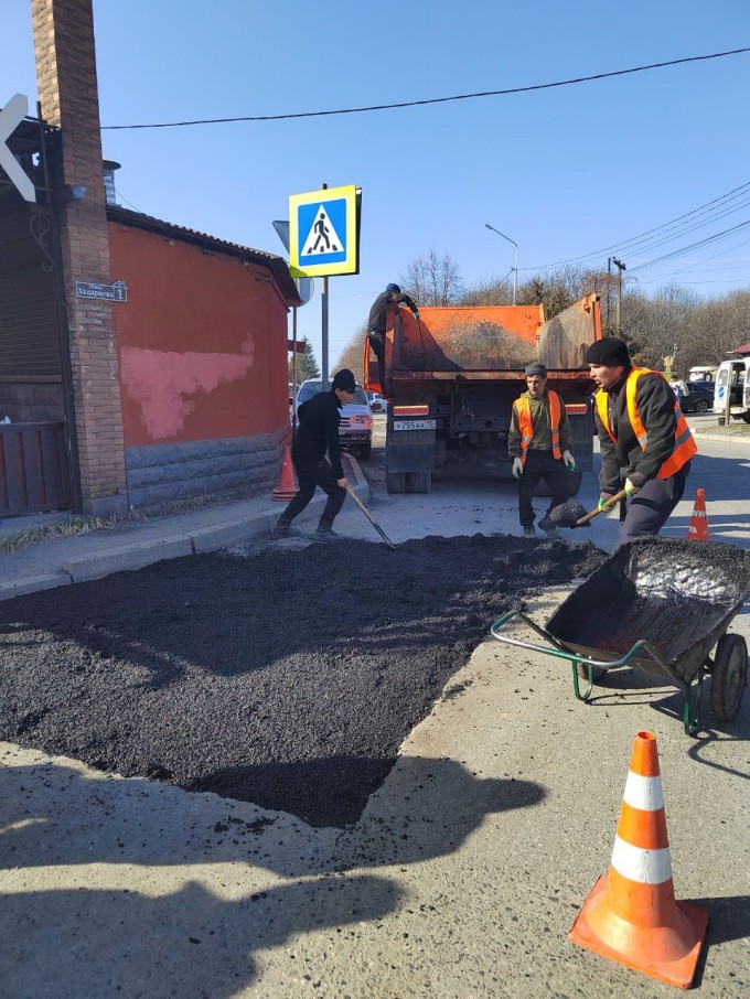 С наступлением погожих дней специалисты предприятия «СпецЭкоСервис» активно начали ремонтировать ямы на дорогах