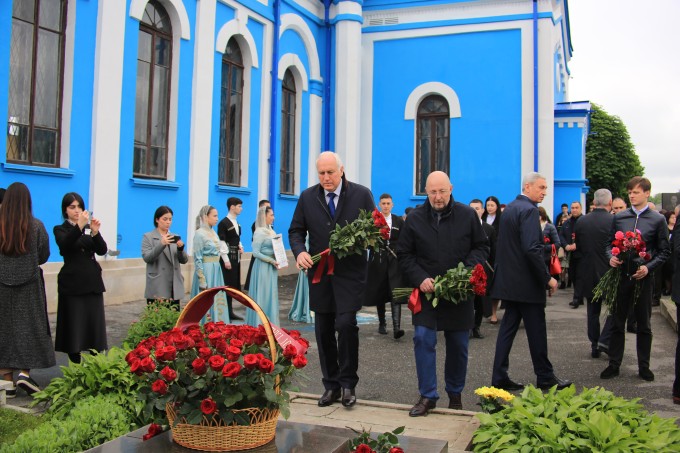 В День осетинского языка и литературы по традиции состоялось возложение цветов к могиле Коста Хетагурова в пантеоне храма Рождества Пресвятой Богородицы (Осетинской церкви). 