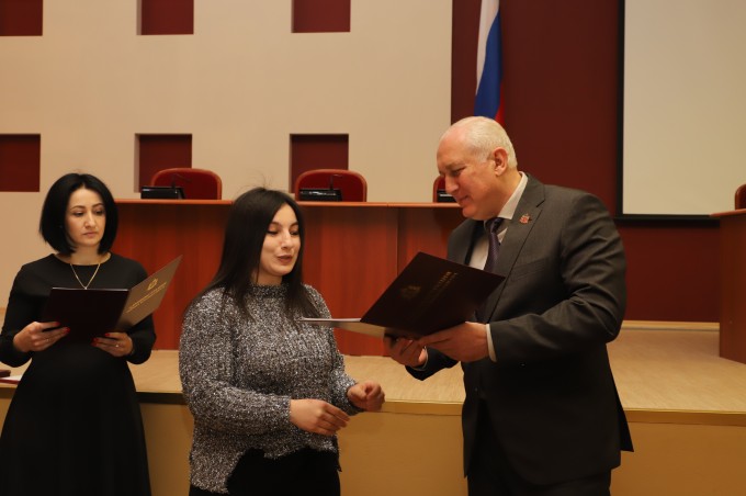 Под крышей дома своего.