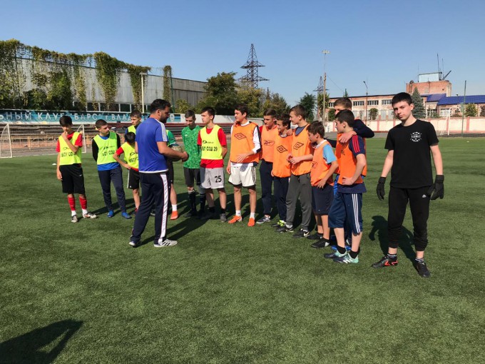 Бегаем,прыгаем и играем в футбол